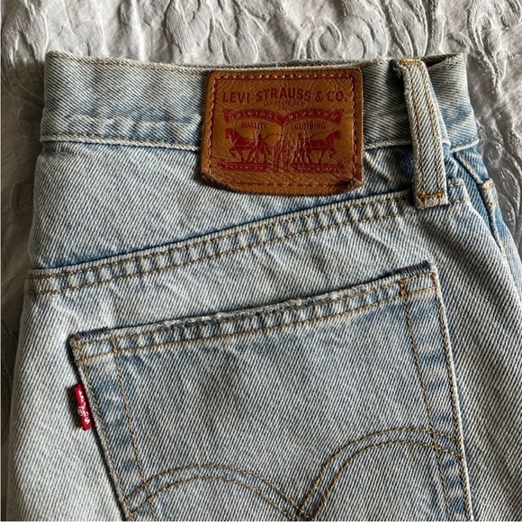 Levi’s Light Wash Distressed Ankle Jeans - Picture 4 of 9